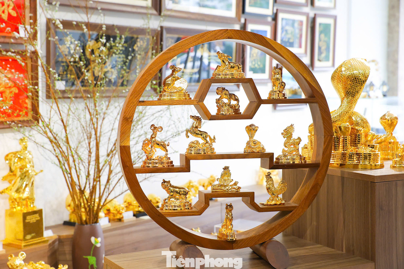 Gần đến Tết Nguyên đán, các cửa hàng vàng bạc, đá quý tung ra các bộ sưu tập 12 con giáp mạ vàng 24K.