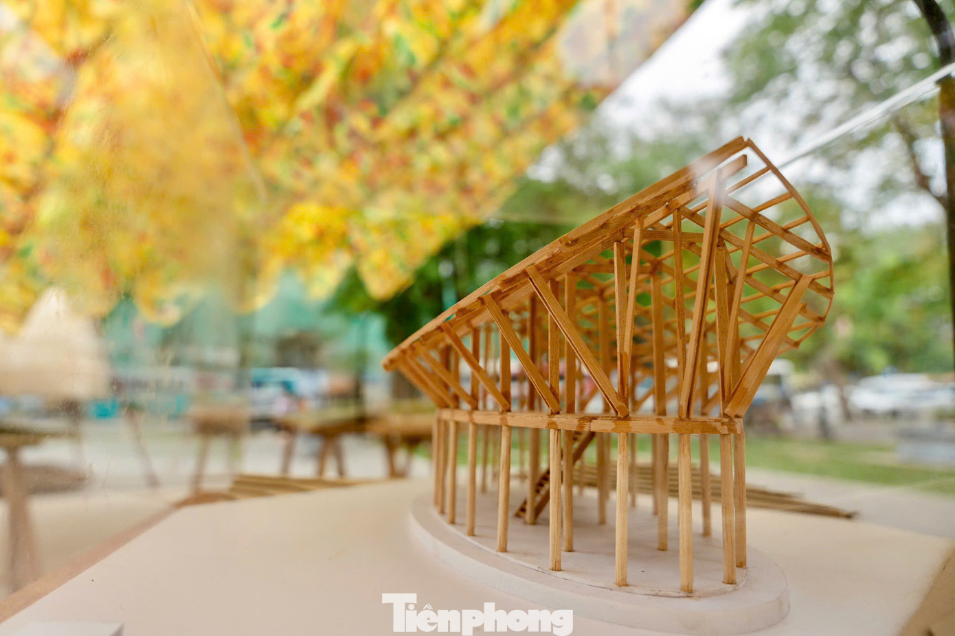 Ngoài yếu tố nghệ thuật từ vật liệu tái chế, không gian triển lãm còn được tích hợp 30 thiết kế nhà ở, nội thất, công trình xanh tiêu biểu năm 2024. Nhiều công trình đã khéo léo lồng ghép các giải pháp như mở rộng hiên nhà, tạo sân trong, đưa cây xanh lên các tầng cao góp phần xóa nhòa cảm giác chật chội, giảm áp lực của môi trường đô thị.