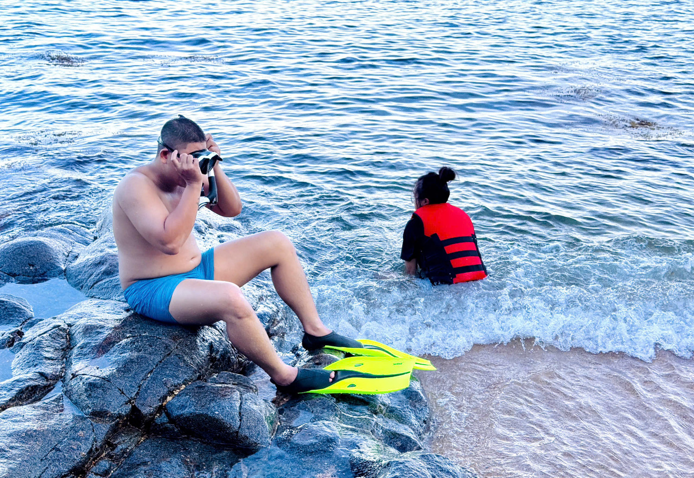 Ghềnh Bàng nổi bật với những mỏm đá tự nhiên, nước biển trong vắt và rạn san hô ngay gần bờ, là điểm đến lý tưởng cho du khách yêu thích phượt, lặn biển và cắm trại giữa thiên nhiên. Thích hợp cho hành trình khám phá trong ngày hoặc nghỉ ngơi cuối tuần. Ghềnh Bàng nổi bật với những mỏm đá tự nhiên, nước biển trong vắt và rạn san hô ngay gần bờ, là điểm đến lý tưởng cho du khách yêu thích phượt, lặn biển và cắm trại giữa thiên nhiên. Thích hợp cho hành trình khám phá trong ngày hoặc nghỉ ngơi cuối tuần.