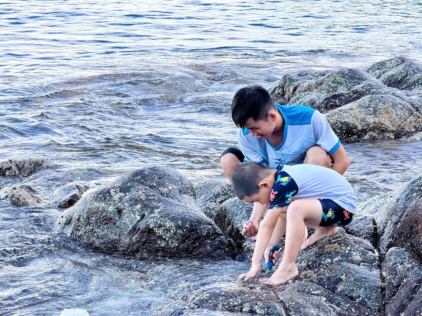 Ghềnh Bàng nổi bật với những mỏm đá tự nhiên, nước biển trong vắt và rạn san hô ngay gần bờ, là điểm đến lý tưởng cho du khách yêu thích phượt, lặn biển và cắm trại giữa thiên nhiên. Thích hợp cho hành trình khám phá trong ngày hoặc nghỉ ngơi cuối tuần. Ghềnh Bàng nổi bật với những mỏm đá tự nhiên, nước biển trong vắt và rạn san hô ngay gần bờ, là điểm đến lý tưởng cho du khách yêu thích phượt, lặn biển và cắm trại giữa thiên nhiên. Thích hợp cho hành trình khám phá trong ngày hoặc nghỉ ngơi cuối tuần.