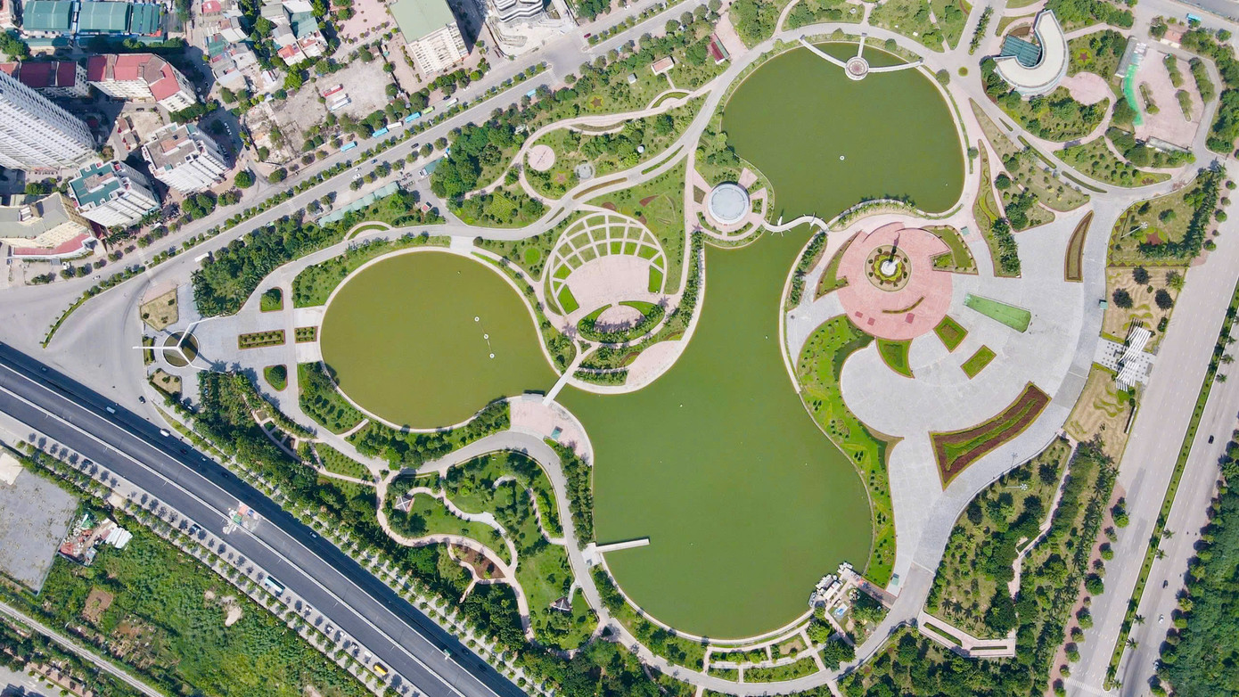 Diện tích công viên Hòa Bình khoảng hơn 20ha, chính thức đi vào hoạt động từ tháng 10 năm 2010. Công viên mở cửa tham quan miễn phí, chia làm nhiều khu vực để mọi người đến tham quan, vui chơi. Diện tích công viên Hòa Bình khoảng hơn 20ha, chính thức đi vào hoạt động từ tháng 10 năm 2010. Công viên mở cửa tham quan miễn phí, chia làm nhiều khu vực để mọi người đến tham quan, vui chơi.