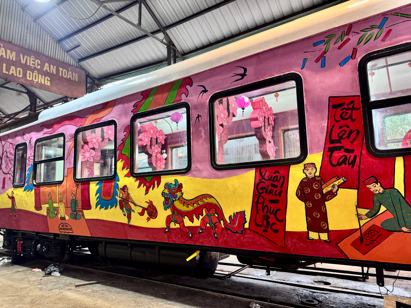 Hai bên thành tàu được phủ kín sắc sắc màu đỏ vàng, thể hiện không khí lễ hội ngày Tết với màn múa lân sư rồng, gánh hát trầu văn, ông đồ cho chữ... Hai bên thành tàu được phủ kín sắc sắc màu đỏ vàng, thể hiện không khí lễ hội ngày Tết với màn múa lân sư rồng, gánh hát trầu văn, ông đồ cho chữ...