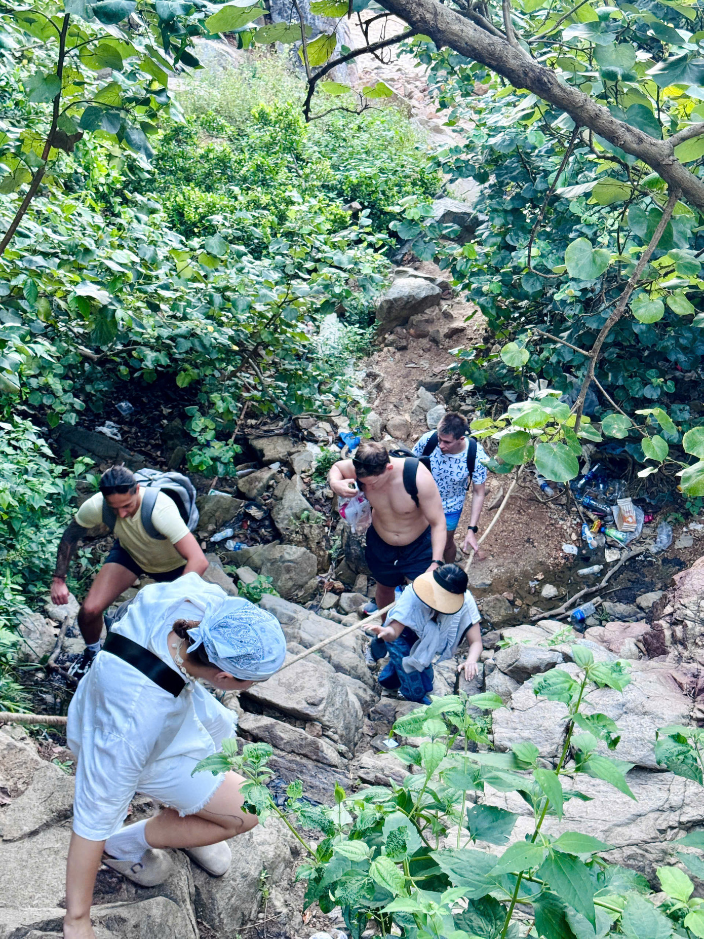 Để đến được Ghềnh Bàng, du khách phải vượt qua đoạn đường mòn xuyên rừng, đầy thử thách nhưng cũng đầy thú vị. Để đến được Ghềnh Bàng, du khách phải vượt qua đoạn đường mòn xuyên rừng, đầy thử thách nhưng cũng đầy thú vị.