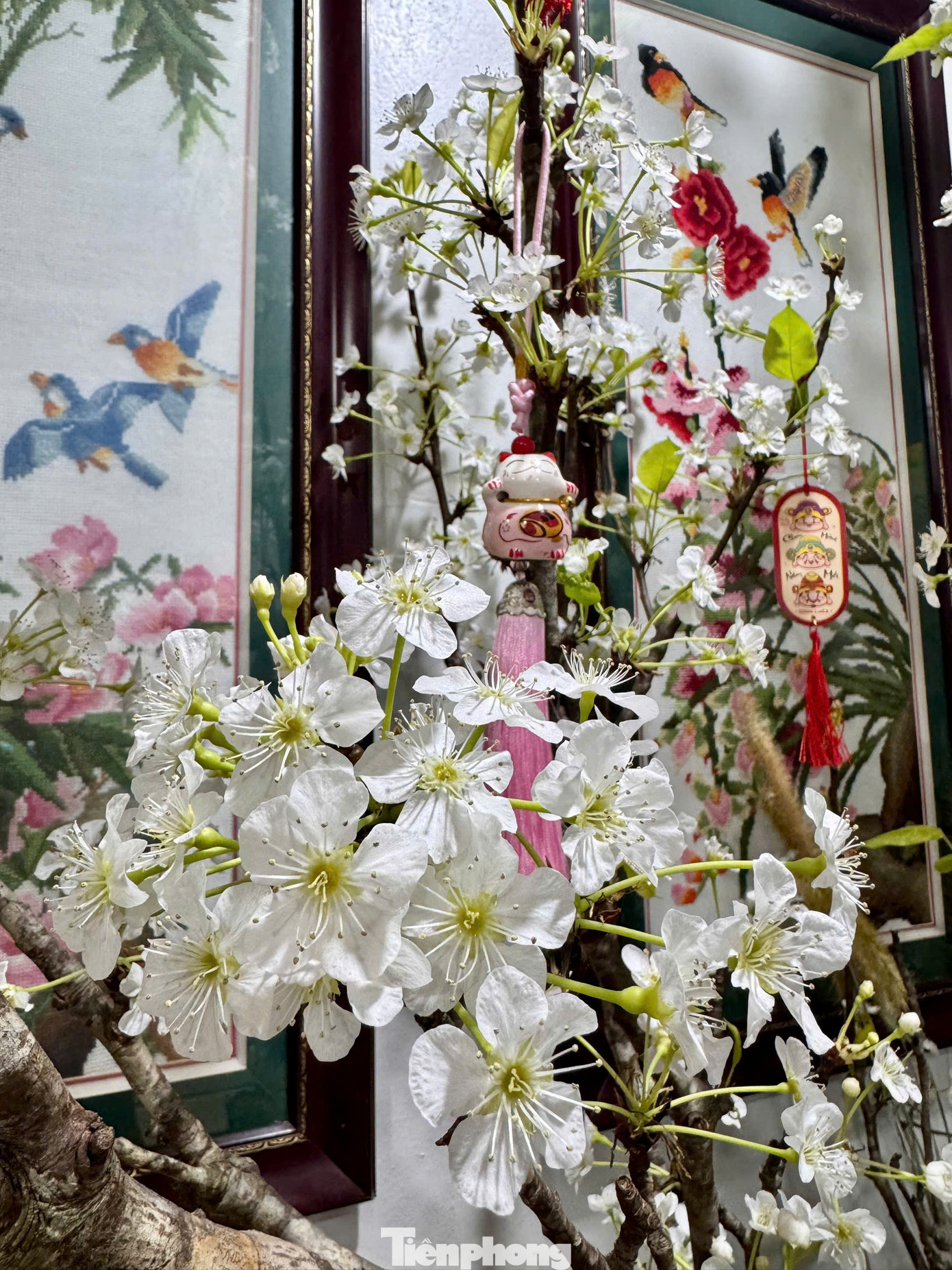 Chị Bích Liên (phường Yên Hòa, quận Cầu Giấy) cho biết: "Đã thành thói quen, sau rằm tháng Giêng là cả nhà tôi lại đi mua cành hoa lê về cắm. Những bông hoa lê nở trắng muốt cùng sự mới mẻ, độc đáo, góp phần tô điểm cho không gian sống của cả nhà thêm gần gũi với thiên nhiên". Chị Bích Liên (phường Yên Hòa, quận Cầu Giấy) cho biết: "Đã thành thói quen, sau rằm tháng Giêng là cả nhà tôi lại đi mua cành hoa lê về cắm. Những bông hoa lê nở trắng muốt cùng sự mới mẻ, độc đáo, góp phần tô điểm cho không gian sống của cả nhà thêm gần gũi với thiên nhiên".