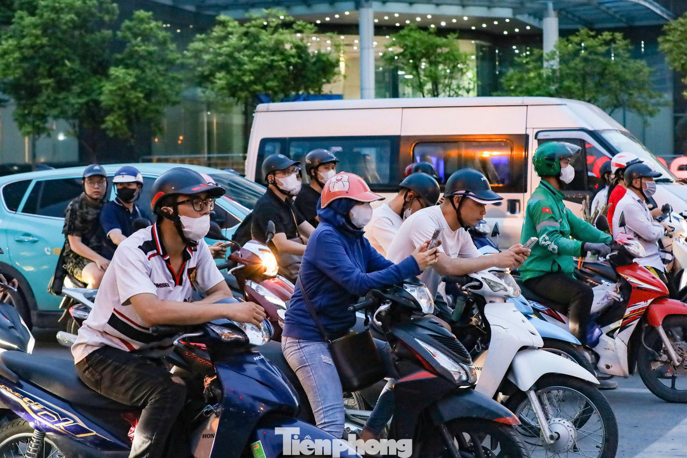 Từ tháng 7/2024, hệ thống đèn tín hiệu giao thông, camera hỗ trợ xử phạt nguội, camera đo tốc độ được Sở Giao thông Hà Nội lắp đặt tại 2 nút giao thông trên đường Phạm Văn Bạch (nút giao Hoàng Quán Chi và ngõ 9) đã chính thức vận hành.