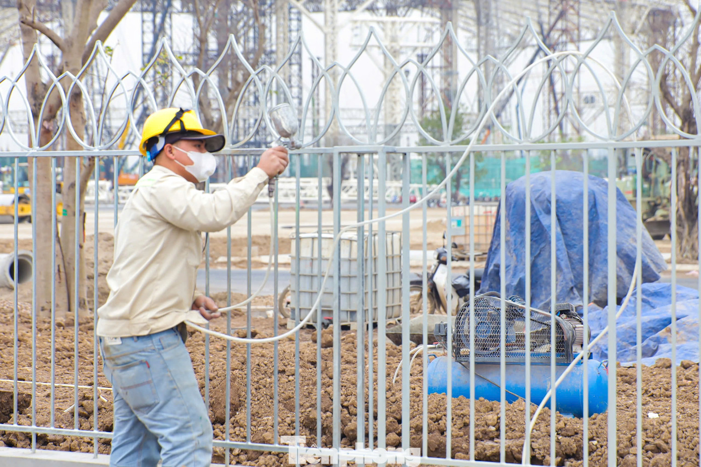 Ngoài tập trung lắp ráp kết cấu khung thép của khối nhà chính, máy móc, nhân lực cũng triển khai thi công phần nền đường, các hạng mục phụ trợ, hàng rào, trồng cây xanh, tiểu cảnh, lát đá vỉa hè và các công trình phụ trợ quanh khu vực... Ngoài tập trung lắp ráp kết cấu khung thép của khối nhà chính, máy móc, nhân lực cũng triển khai thi công phần nền đường, các hạng mục phụ trợ, hàng rào, trồng cây xanh, tiểu cảnh, lát đá vỉa hè và các công trình phụ trợ quanh khu vực...