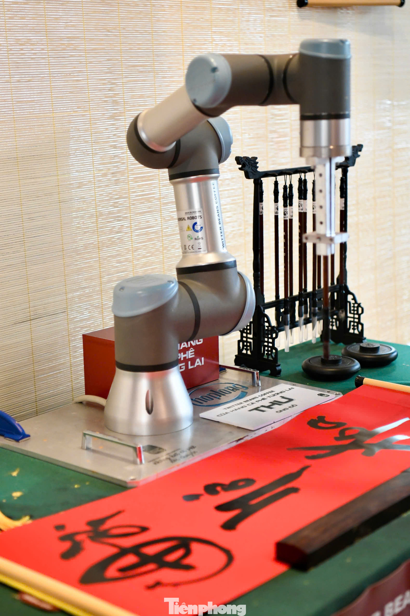 Robot thứ ba chuyên viết thư pháp, kết hợp giữa yếu tố hiện đại và văn hóa truyền thống. Du khách chỉ cần trả thêm 20.000 đồng mua giấy là được ông đồ tên Thư phục vụ 1 bức thư pháp hoàn chỉnh.