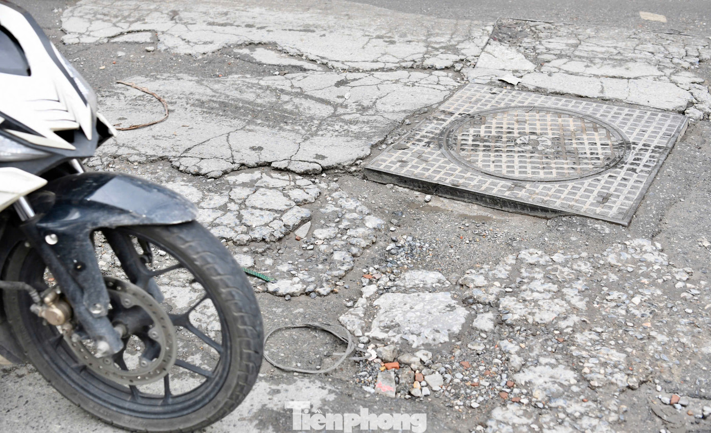 Ông Việt Tiến, người sinh sống lâu năm ở khu vực này cho biết, tình trạng mặt ngõ lồi lõm tồn tại suốt nhiều năm nay nhưng vẫn chưa được giải quyết triệt để. “Khu vực này cứ nắng thì bụi bẩn bay mù mịt, còn mưa thì đường ngập. Chúng tôi mong muốn chính quyền sớm làm lại con ngõ để mọi người, nhất là các cháu học sinh đi lại đỡ khổ", ông Tiến nói. Ông Việt Tiến, người sinh sống lâu năm ở khu vực này cho biết, tình trạng mặt ngõ lồi lõm tồn tại suốt nhiều năm nay nhưng vẫn chưa được giải quyết triệt để. “Khu vực này cứ nắng thì bụi bẩn bay mù mịt, còn mưa thì đường ngập. Chúng tôi mong muốn chính quyền sớm làm lại con ngõ để mọi người, nhất là các cháu học sinh đi lại đỡ khổ", ông Tiến nói.