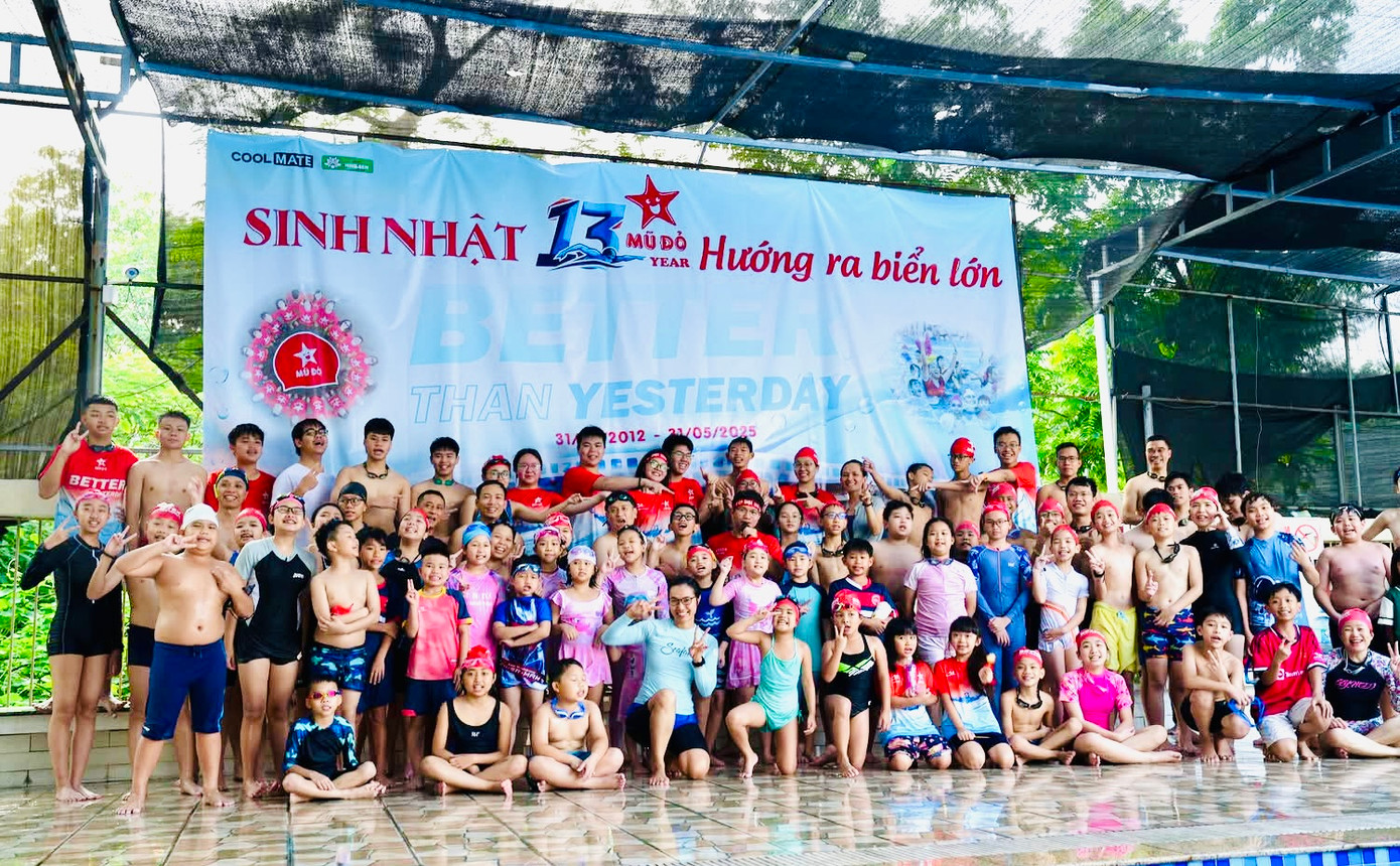 “Với đội bơi Mũ Đỏ, tôi muốn lan toả niềm đam mê bơi lội, khuyến khích thể thao gia đình và giúp tạo dựng sự kiên trì, ý chí vượt qua chính mình và tinh thần không gì là không thể”, anh Nguyễn Văn Thủy chia sẻ.