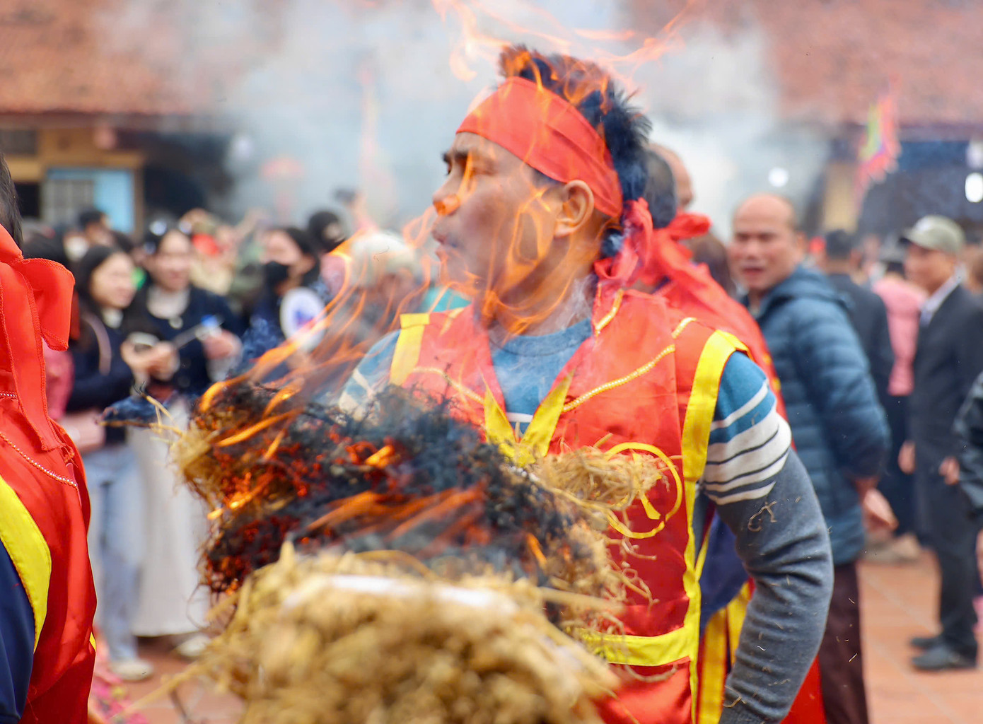 Đúng 11h, phần thi được tổ chức với nghi thức kéo lửa diễn ra với những chiếc bùi nhùi đã chuẩn bị sẵn cùng rơm, đoạn tre đực già dùi sẵn những khe nhỏ và một que giang có tay cầm 2 đầu. 4 người trong đội sẽ chia nhau ra giữ và kéo tạo ra ma sát giữa que giang và thân tre, điểm ma sát đủ nóng sẽ tạo ra than hồng và bén lửa vào bùi nhùi, đốt cháy rơm khô. Đúng 11h, phần thi được tổ chức với nghi thức kéo lửa diễn ra với những chiếc bùi nhùi đã chuẩn bị sẵn cùng rơm, đoạn tre đực già dùi sẵn những khe nhỏ và một que giang có tay cầm 2 đầu. 4 người trong đội sẽ chia nhau ra giữ và kéo tạo ra ma sát giữa que giang và thân tre, điểm ma sát đủ nóng sẽ tạo ra than hồng và bén lửa vào bùi nhùi, đốt cháy rơm khô.