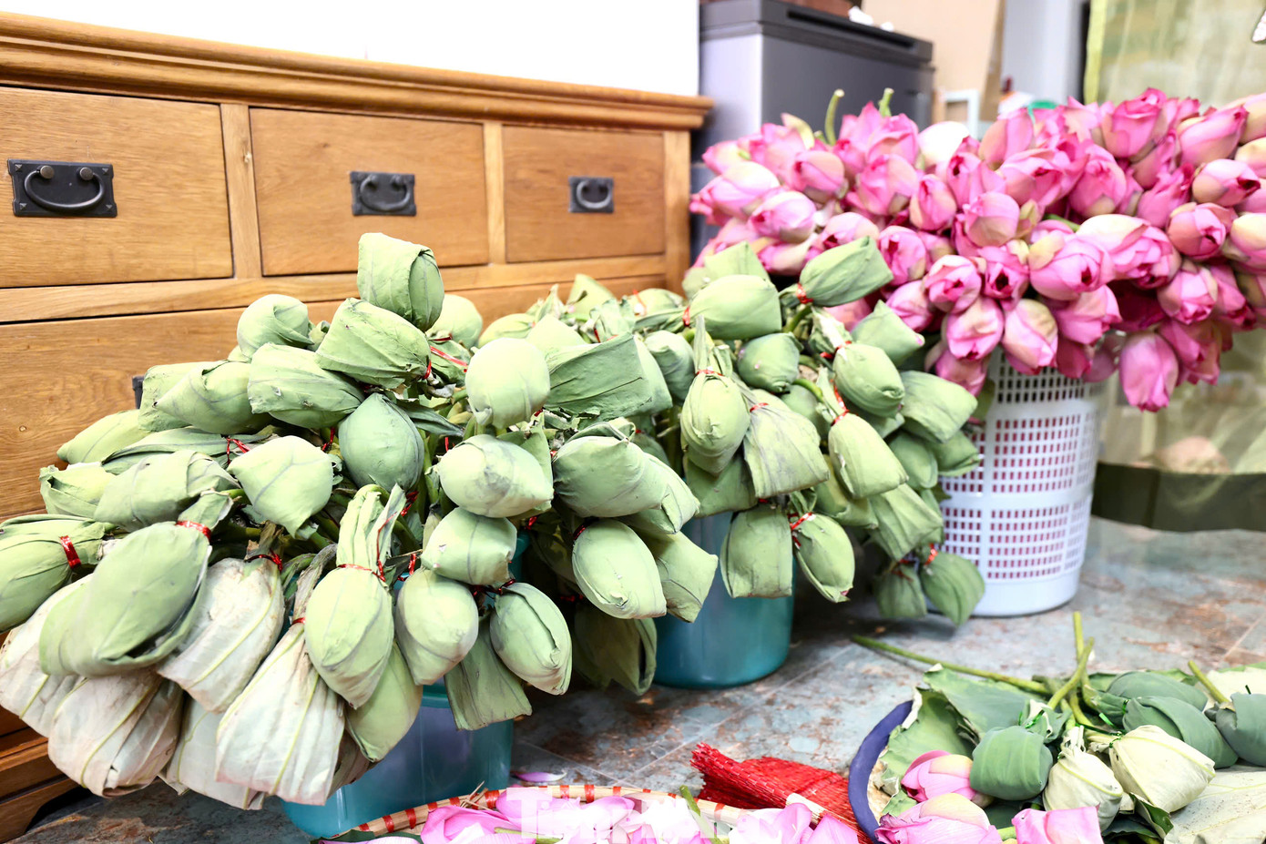 Mỗi độ sen nở rộ bên hồ Tây, người Hà Nội sành trà lại ngóng đợi mùa ướp trà sen – thứ thức uống thanh tao, tinh tế được mệnh danh là “tinh hoa đất trời”. Mỗi độ sen nở rộ bên hồ Tây, người Hà Nội sành trà lại ngóng đợi mùa ướp trà sen – thứ thức uống thanh tao, tinh tế được mệnh danh là “tinh hoa đất trời”.