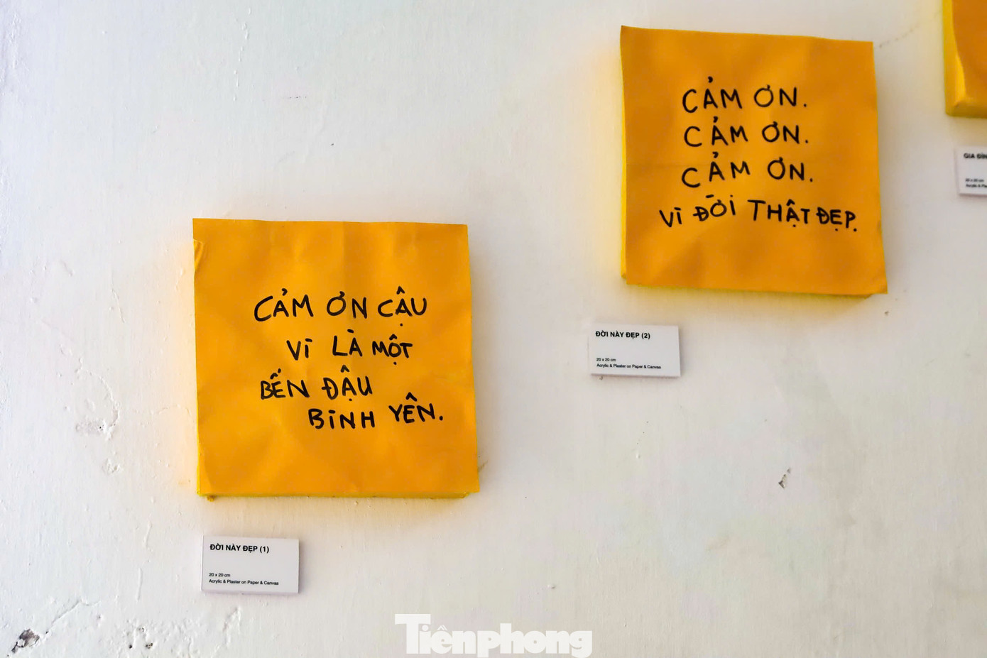 Những lời nhắn gửi dễ thương được lưu lại ở các tầng. Khoảng từ 7h30 - 10h sáng hoặc 15h - 17h là thời gian lý tưởng nhất để lưu giữ những bức hình đẹp ở đây, vừa tận hưởng nắng nhẹ, vừa có ánh sáng tự nhiên đẹp cho việc chụp hình. Buổi chiều gió thổi nhẹ, không khí mát mẻ, ngồi nhâm nhi ly trà giữa khung cảnh đồng quê thật chill.