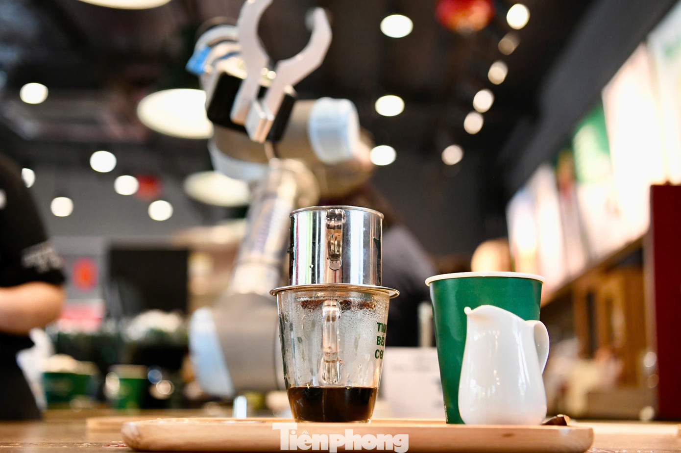 Robot đầu tiên tên Tú đóng vai một "barista" được lập trình pha chế các đồ uống. Hệ thống lập trình của Tú được tính toán chính xác các khoảng cách và góc nắm giữ bình đựng, thìa xúc nguyên liệu… để thao tác đúng với các dụng cụ trong quy trình pha chế.