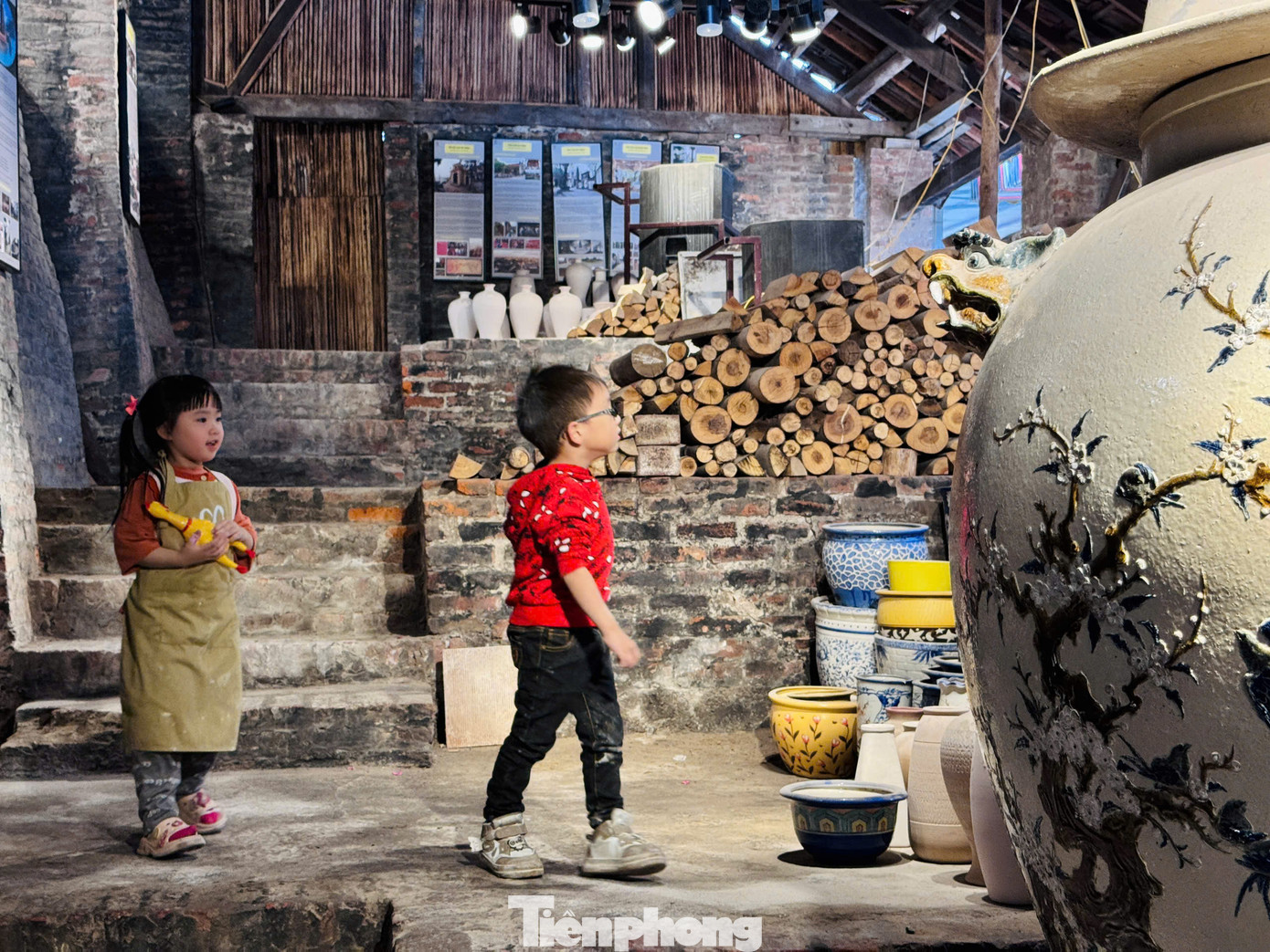 Đến thăm Bát Tràng, du khách sẽ được tham quan, mua sắm và chiêm ngưỡng vẻ đẹp đa dạng của những loại gốm gia dụng, gốm mỹ thuật, gốm xây dựng và những sản phẩm gốm trang trí. .