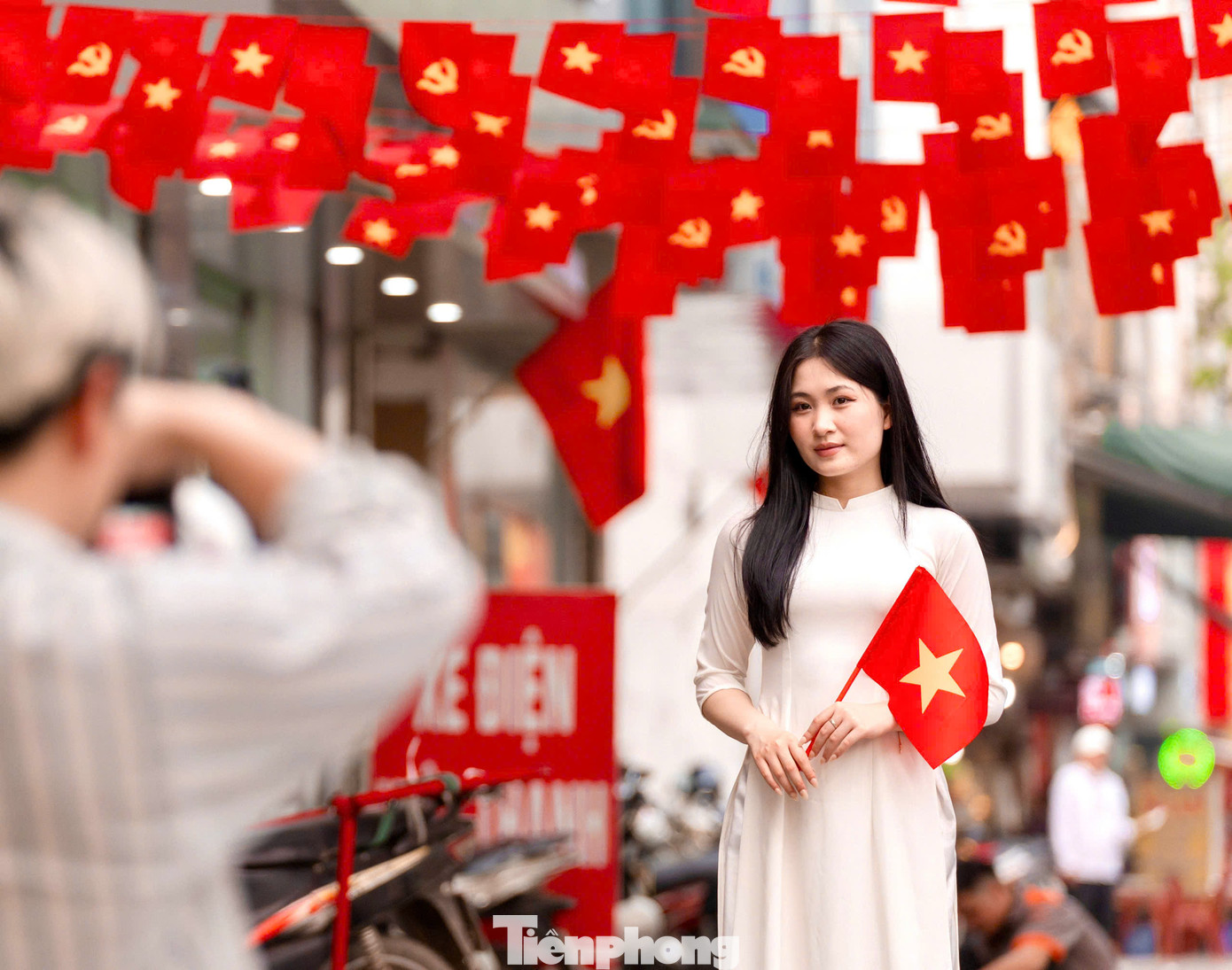 Màu đỏ rực của cờ Tổ quốc, cờ búa liềm xuất hiện từ các tuyến phố chính cho đến các quán cafe, nhà hàng... tạo nên một không gian thiêng liêng, tràn đầy niềm tự hào dân tộc.