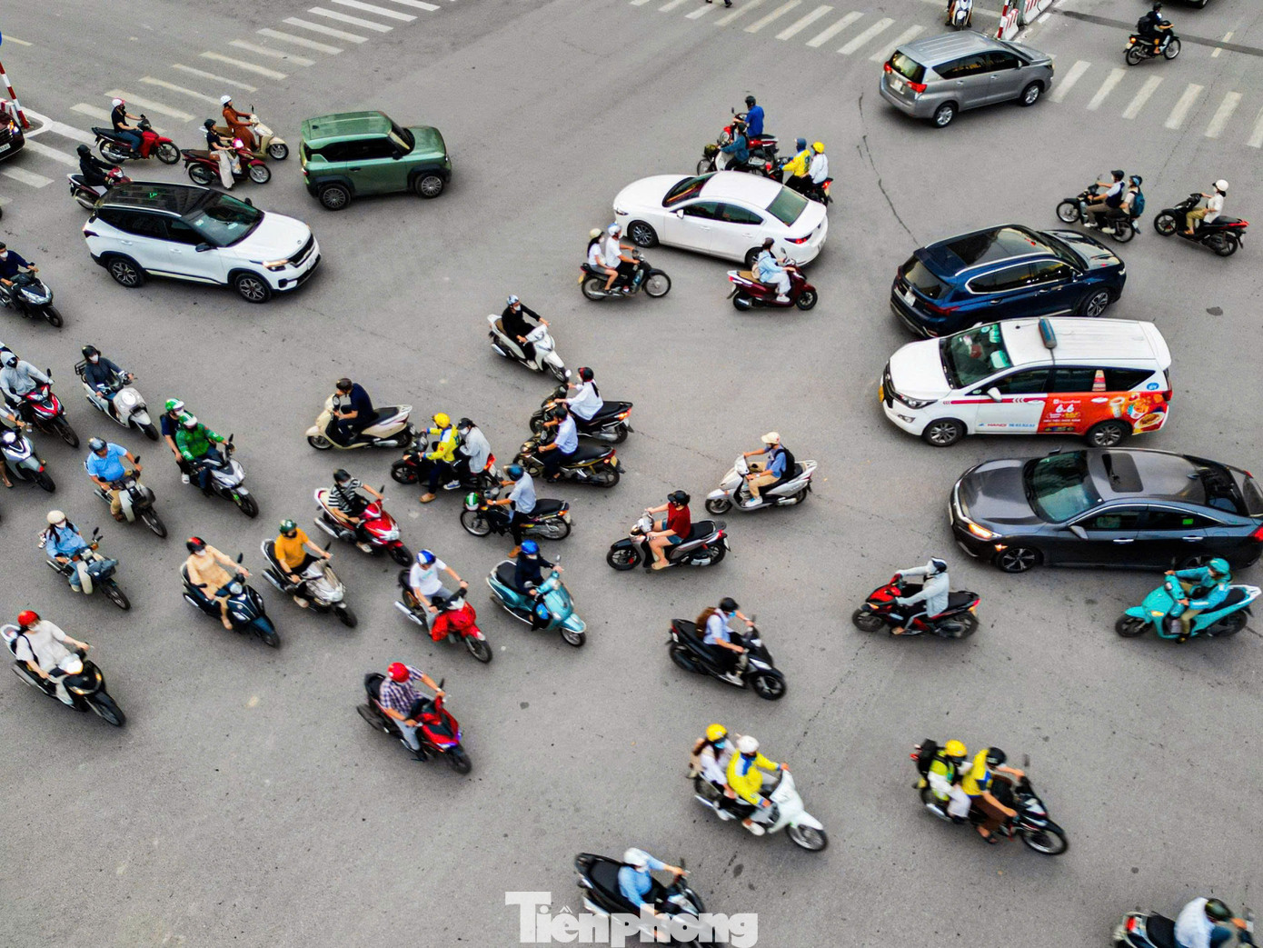 Khu vực này dày đặc các tòa nhà văn phòng, cơ sở y tế, trường học và dân cư đông đúc... đang gây áp lực lớn lên hạ tầng giao thông.