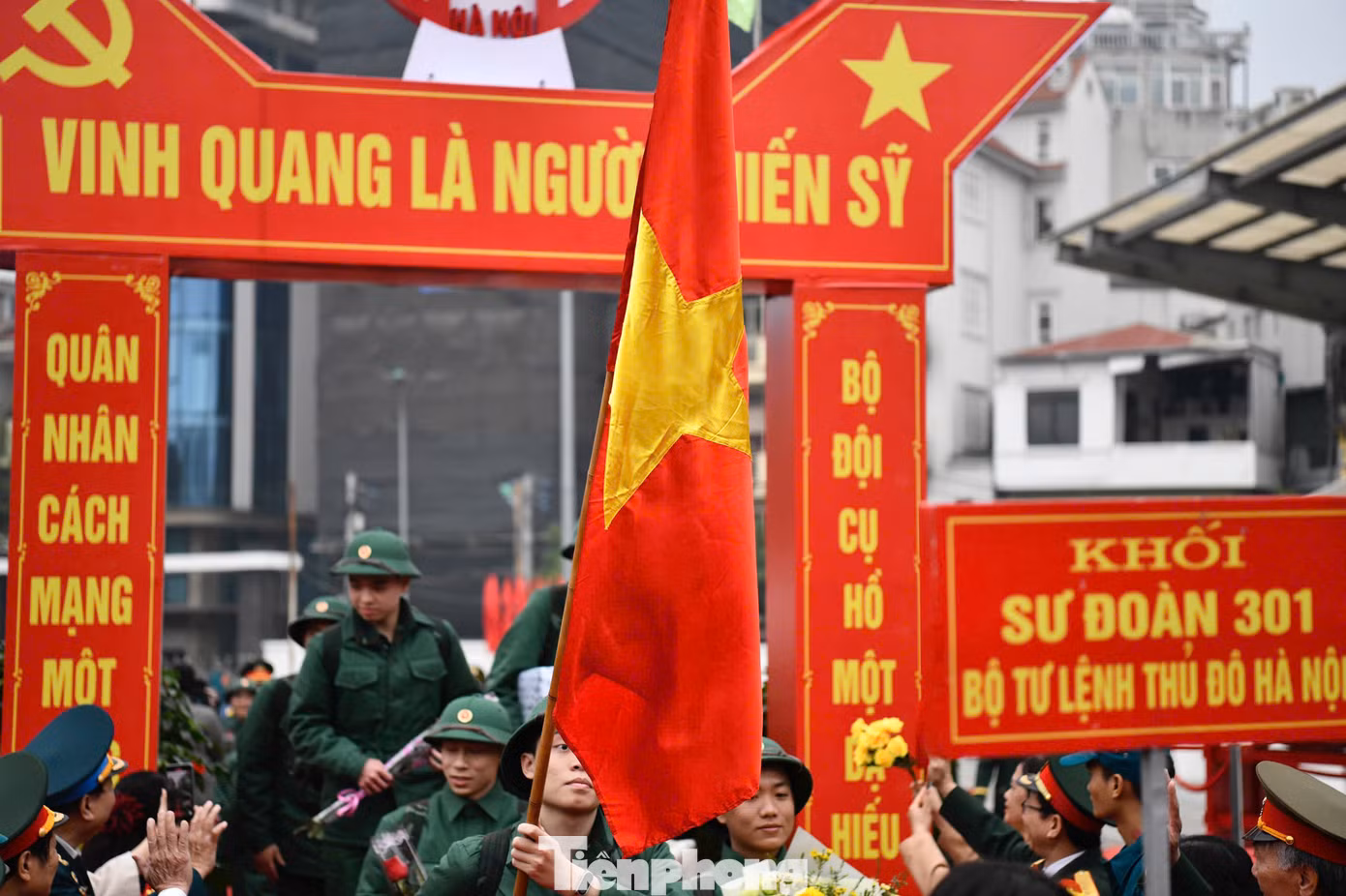 Năm nay, TP Hà Nội được giao tuyển chọn và gọi 4.417 chỉ tiêu công dân nhập ngũ vào Quân đội và thực hiện nghĩa vụ tham gia Công an Nhân dân. Trong đó, 3.700 công dân nhập ngũ về 12 đầu mối của Bộ Quốc phòng; 717 công dân thực hiện nghĩa vụ công an nhân dân.