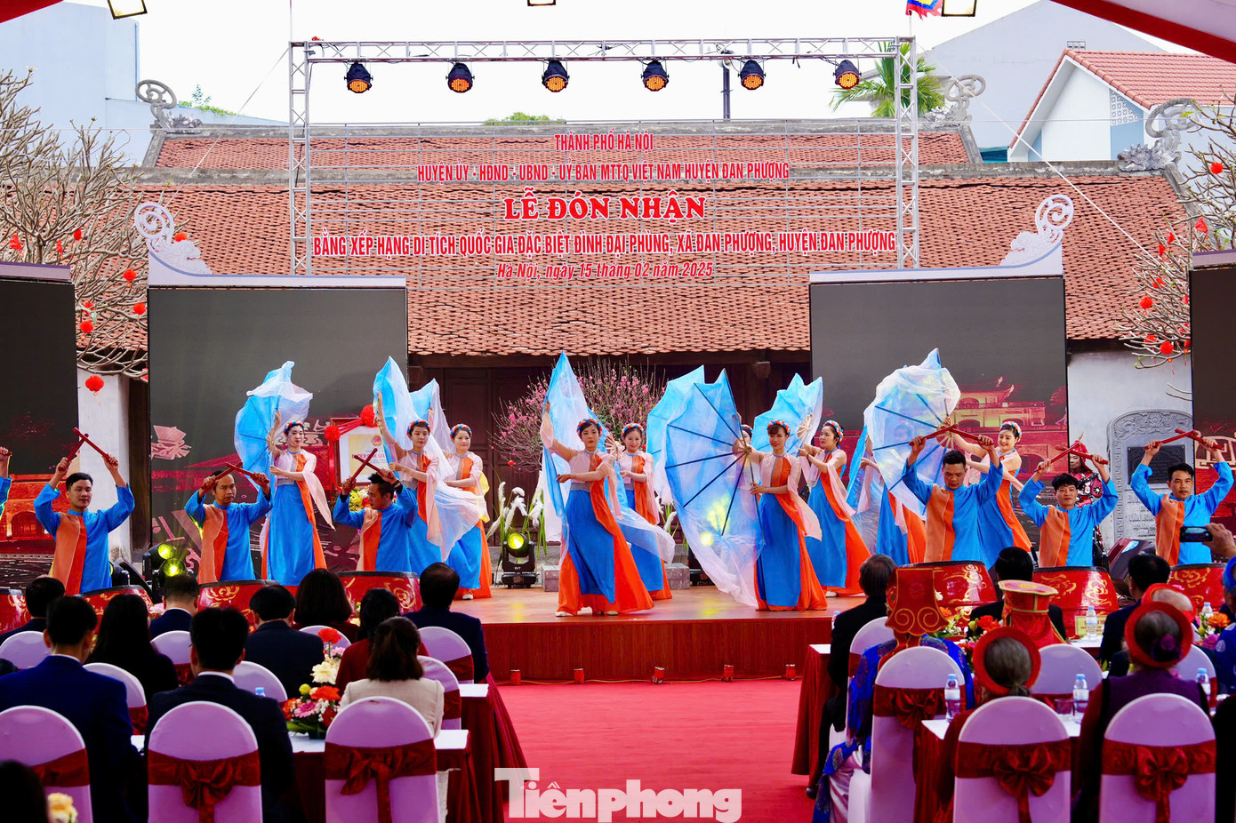 Đình Đại Phùng thuộc thôn Đại Phùng, xã Đan Phượng, huyện Đan Phượng, là một trong những ngôi đình cổ, có quy mô lớn ở Việt Nam. Đình Đại Phùng được xây dựng vào nửa cuối thế kỷ XVII, thờ Đức Thánh Tích Lịch Hỏa Quang Thượng đẳng thần và tướng quân Vũ Hùng - người có công dẹp giặc dưới thời nhà Trần ở thế kỷ XIV.