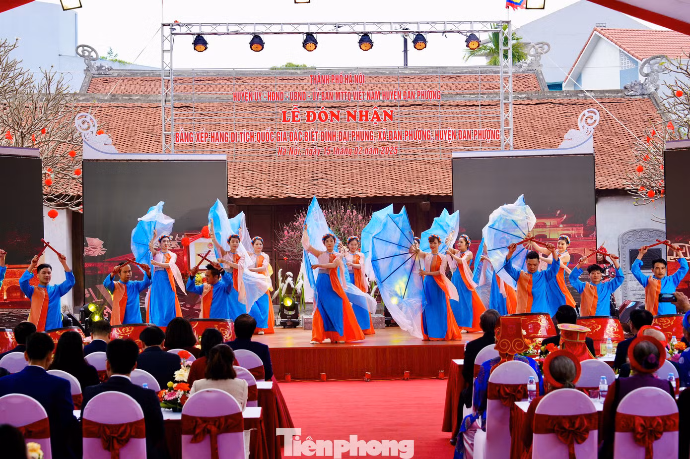 Đình Đại Phùng thuộc thôn Đại Phùng, xã Đan Phượng, huyện Đan Phượng, là một trong những ngôi đình cổ, có quy mô lớn ở Việt Nam. Đình Đại Phùng được xây dựng vào nửa cuối thế kỷ XVII, thờ Đức Thánh Tích Lịch Hỏa Quang Thượng đẳng thần và tướng quân Vũ Hùng - người có công dẹp giặc dưới thời nhà Trần ở thế kỷ XIV.