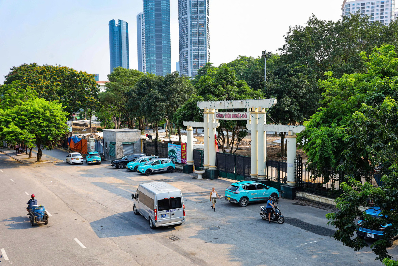 Có diện tích 42.000m2 nằm trên đường Nguyễn Văn Huyên và Tô Hiệu, công viên Nghĩa Đô là một trong những công viên lớn nhất Hà Nội. Với vị trí đắc địa nằm ngay giữa trung tâm thành phố cùng khuôn viên xanh mát thì nơi đây được ví như “hòn ngọc xanh” của Thủ đô. Theo quyết định phê duyệt, dự án đang tổ chức cải tạo 2 cổng hiện trạng, sửa chữa, nâng cấp toàn bộ hoa sắt, tường rào hiện trạng bao quanh công viên.