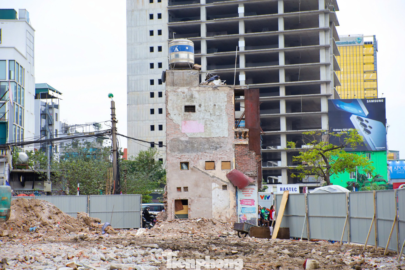 Thời điểm hiện tại, máy móc đang tháo dỡ một số công trình tại nút La Thành - Giảng Võ (quận Đống Đa).