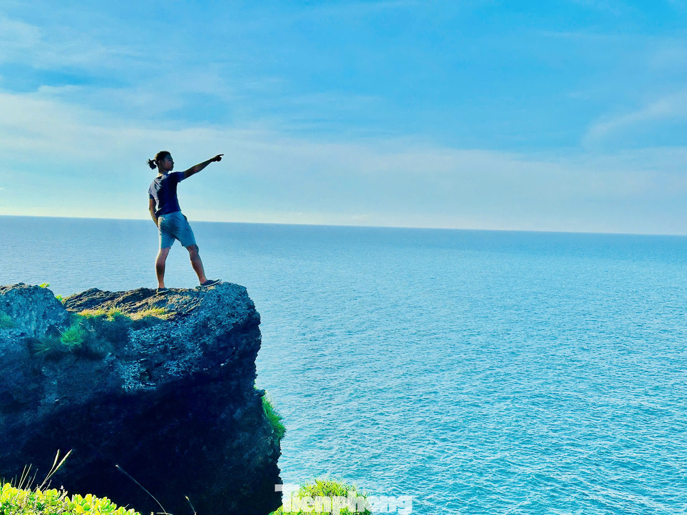 Ghềnh đá Bàn Than là tuyệt tác điêu khắc của thiên nhiên, thu hút du khách bởi vẻ đẹp nên thơ cùng các tảng đá nhiều hình thù độc đáo.