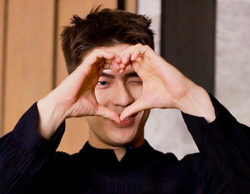 Lần đầu đóng chính cùng Tiểu Vy, Quốc Anh dành nhiều lời khen cho đàn em. “Tiểu Vy là cô gái vô tư, hồn nhiên và đáng yêu. Tôi rất quý Tiểu Vy. Chúng tôi có điểm chung là thích ăn. Từ đó, cả hai dễ dàng kết nối được với nhau. Lần đầu đảm nhận vai chính trong phim điện ảnh, Tiểu Vy gặp nhiều khó khăn, tôi thường hỏi han, quan tâm và đặt đồ ăn cho Vy”, anh nói.