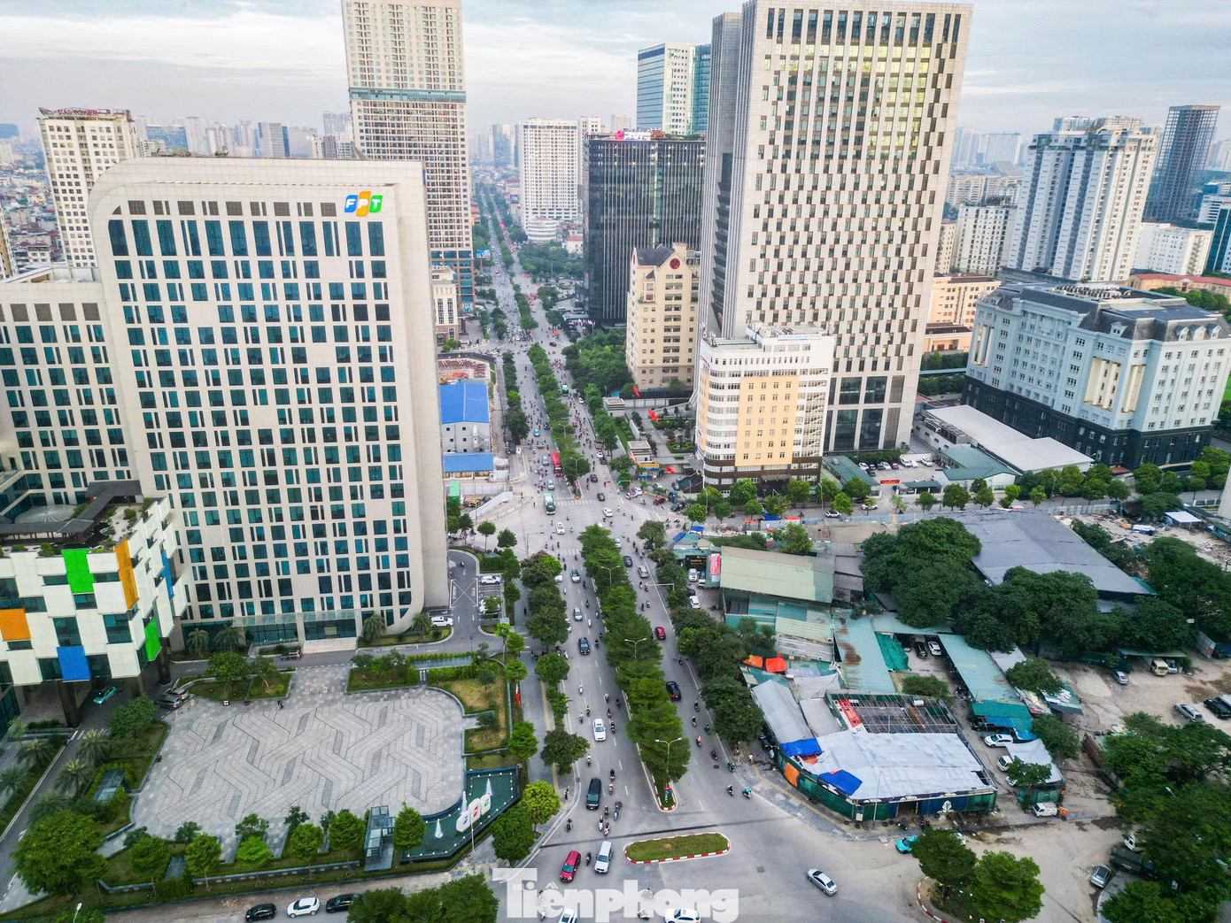 Đây là khu vực tập trung nhiều tòa nhà văn phòng lớn, bệnh viện, trường học và trung tâm dịch vụ, với mật độ người làm việc và di chuyển mỗi ngày ước tính lên đến gần 10.000 người. Hai bên đường, lượng xe ra vào từ các bãi gửi, chung cư và tòa nhà càng khiến tình hình giao thông thêm phức tạp.