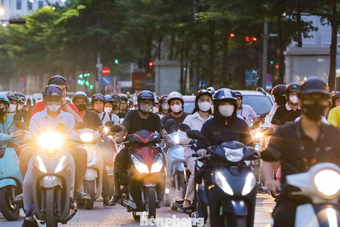 Lượng xe máy, ô tô ken đặc kéo dài tới vòng xuyến Tôn Thất Thuyết trong giờ tan tầm hàng ngày.