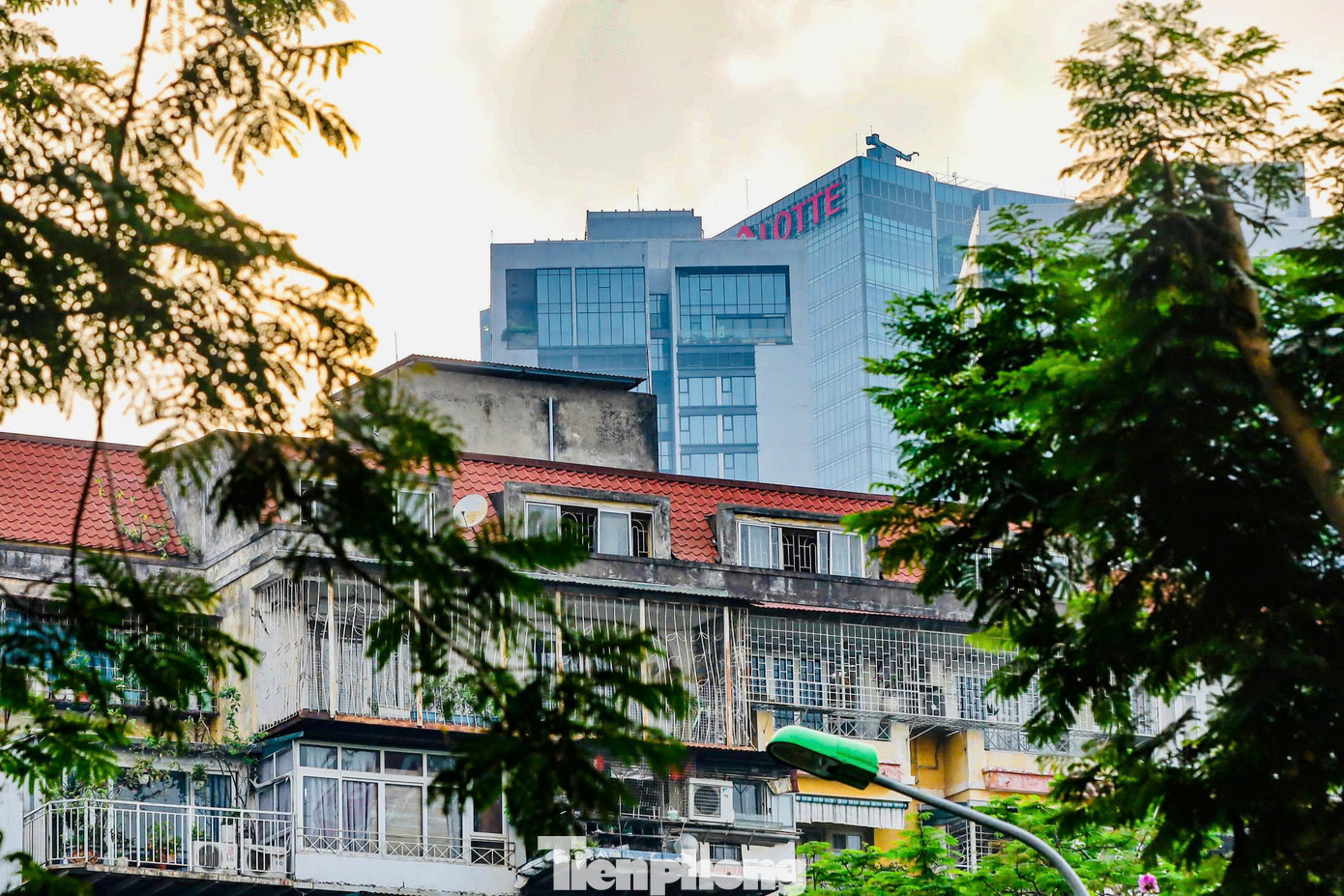 Anh Tuấn Anh sống tại chung cư B2 Ngọc Khánh chia sẻ: “Chúng tôi vẫn chờ từng ngày để công trình được cải tạo, xây mới vì không ai muốn bỏ tiền ra sửa chữa những thứ đã hỏng hóc để rồi sau đó lại bị đập đi xây lại”.