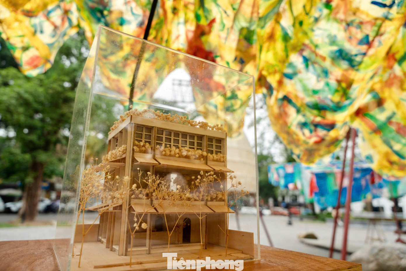 Ngoài yếu tố nghệ thuật từ vật liệu tái chế, không gian triển lãm còn được tích hợp 30 thiết kế nhà ở, nội thất, công trình xanh tiêu biểu năm 2024. Nhiều công trình đã khéo léo lồng ghép các giải pháp như mở rộng hiên nhà, tạo sân trong, đưa cây xanh lên các tầng cao góp phần xóa nhòa cảm giác chật chội, giảm áp lực của môi trường đô thị.