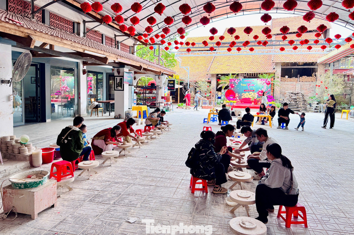 Đặc biệt trong những ngày đầu Xuân, du khách được trải nghiệm nghề làm gốm, làm quen với bàn xoay, các thao tác với đất sét để có thể tạo hình được những sản phẩm mình mong muốn.