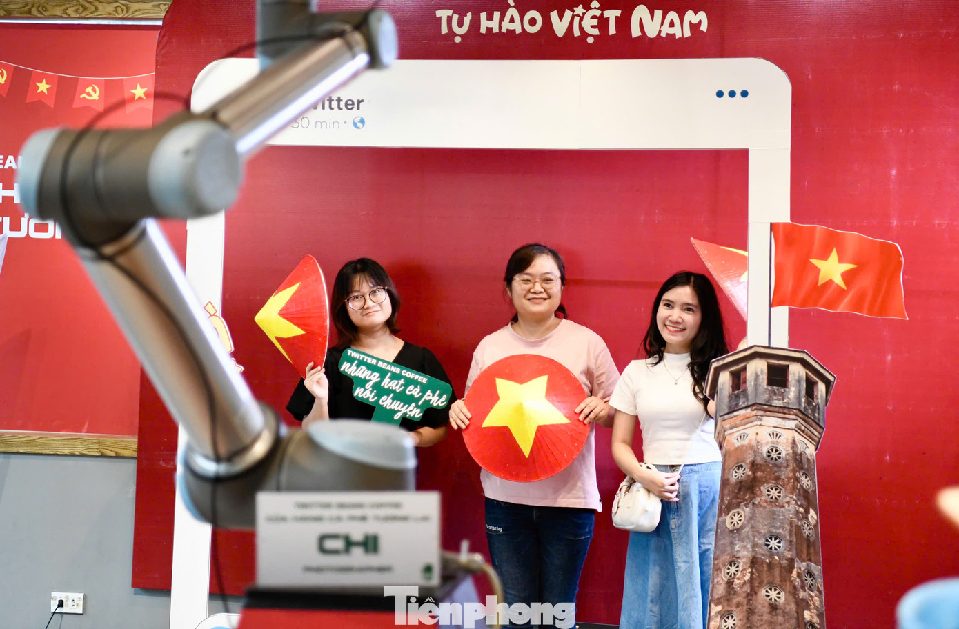 Robot cuối cùng đảm nhiệm vai trò chụp ảnh, ghi lại khoảnh khắc hoàn hảo như một nhiếp ảnh gia chuyên nghiệp.