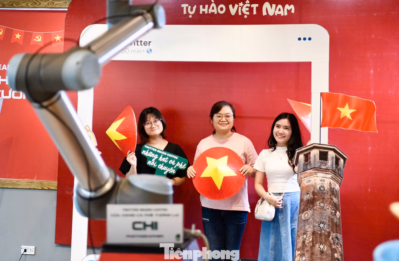 Robot cuối cùng đảm nhiệm vai trò chụp ảnh, ghi lại khoảnh khắc hoàn hảo như một nhiếp ảnh gia chuyên nghiệp.