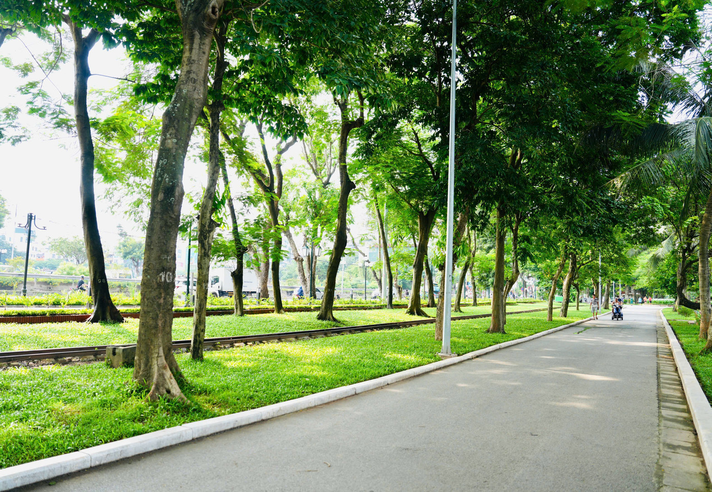 Nằm giữa nhịp sống sôi động và tấp nập của thủ đô Hà Nội, công viên Lê Nin không chỉ là một &quot;lá phổi xanh&quot; mang lại không gian trong lành cho người dân nơi đây, mà còn là điểm đến lý tưởng để người dân thư giãn và tận hưởng cuộc sống.