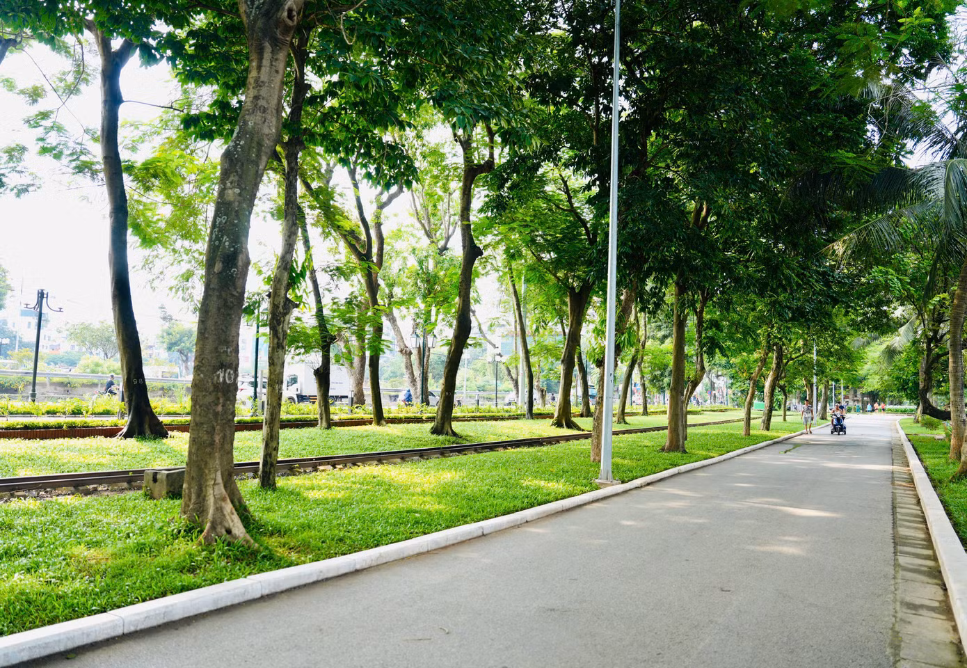 Nằm giữa nhịp sống sôi động và tấp nập của thủ đô Hà Nội, công viên Lê Nin không chỉ là một "lá phổi xanh" mang lại không gian trong lành cho người dân nơi đây, mà còn là điểm đến lý tưởng để người dân thư giãn và tận hưởng cuộc sống.