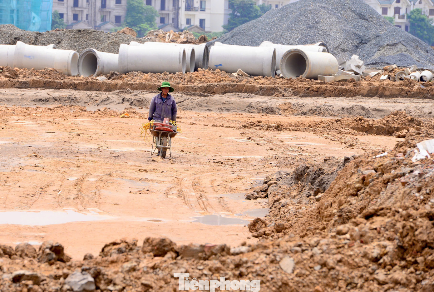 Trên công trường, các khu đất đang được san nền, bóc tách và tạo hình mặt bằng, chuẩn bị cho hệ thống đường nội bộ và các tiện ích mặt nước. Trên công trường, các khu đất đang được san nền, bóc tách và tạo hình mặt bằng, chuẩn bị cho hệ thống đường nội bộ và các tiện ích mặt nước.