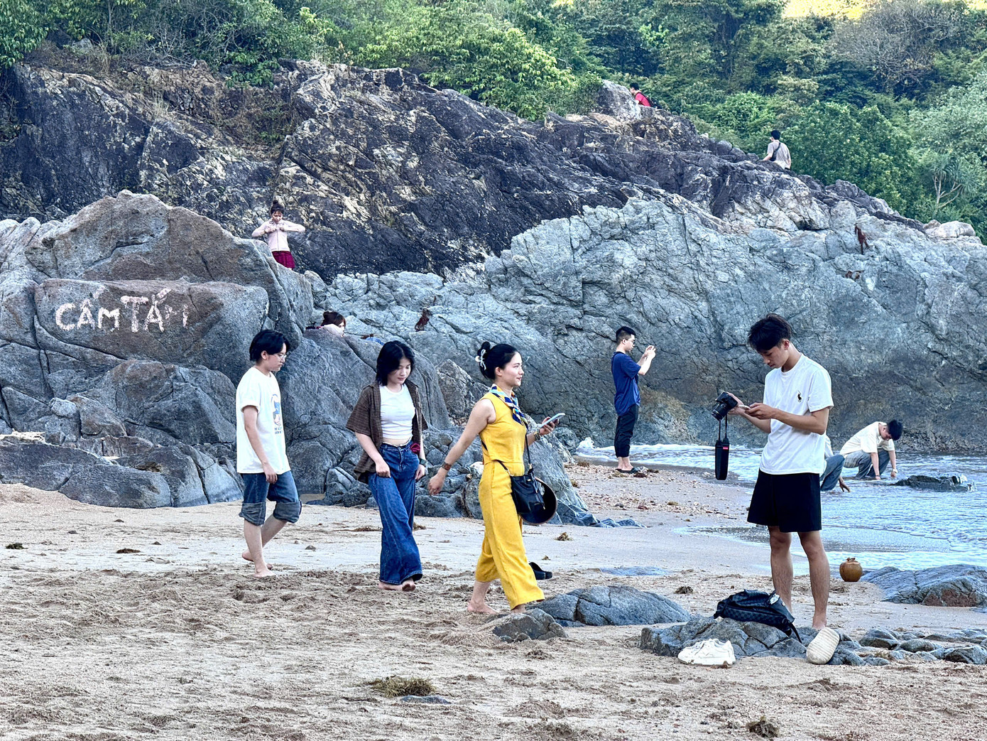 Du khách thoải mái đốt lửa trại, vui chơi thỏa thích bên bờ biển Ghềnh Bàng, tận hưởng không gian yên bình và thiên nhiên hoang sơ nơi đây. Du khách thoải mái đốt lửa trại, vui chơi thỏa thích bên bờ biển Ghềnh Bàng, tận hưởng không gian yên bình và thiên nhiên hoang sơ nơi đây.