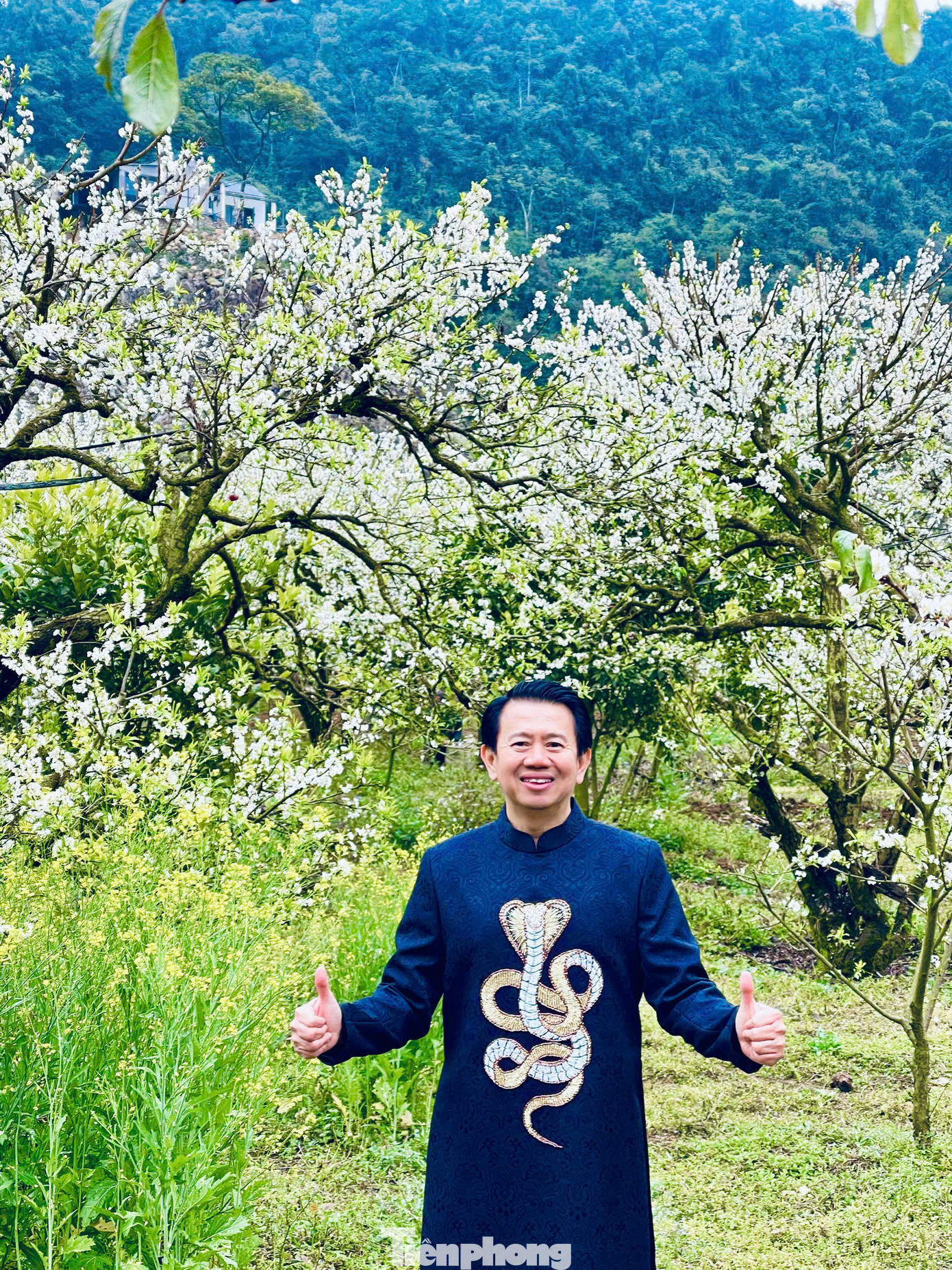 Anh Ân với bộ áo dài đặc biệt thêu họa tiết con rắn đã vượt gần 2.000 km từ Sài Gòn lên thung lũng mận Bảo Bảo săn hoa mận. "Hai năm liên tiếp tôi bay ra để săn hoa mận. Năm nay, hoa mận bung nở đẹp nhất trong nhiều năm nên tôi không thể bỏ lỡ", anh Ân cho biết.