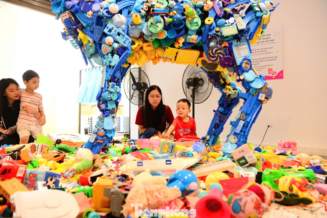 Bằng cách tái sinh những món đồ chơi tưởng chừng đã bị lãng quên thành những hình hài mới mẻ và ấn tượng, nghệ sĩ Fuji Hiroshi mở ra một cuộc đối thoại thị giác mạnh mẽ về tiêu dùng, ký ức và sự tái sinh của đồ vật.