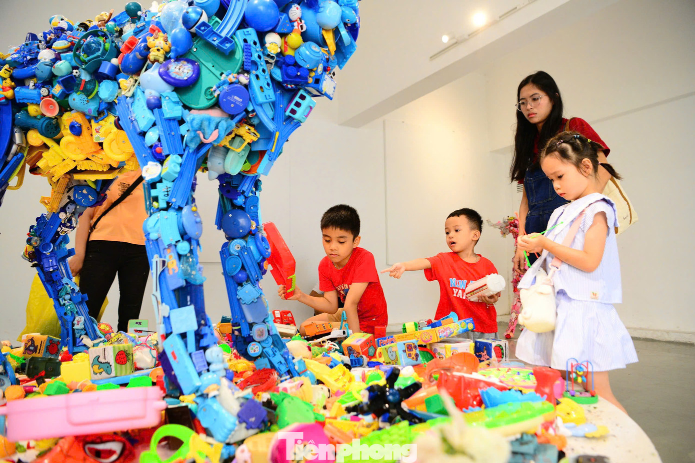 Bằng cách tái sinh những món đồ chơi tưởng chừng đã bị lãng quên thành những hình hài mới mẻ và ấn tượng, nghệ sĩ Fuji Hiroshi mở ra một cuộc đối thoại thị giác mạnh mẽ về tiêu dùng, ký ức và sự tái sinh của đồ vật.