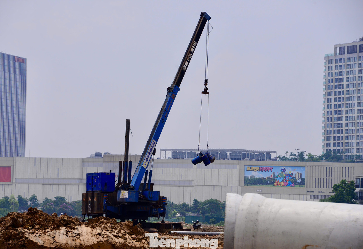 Trên công trường, các khu đất đang được san nền, bóc tách và tạo hình mặt bằng, chuẩn bị cho hệ thống đường nội bộ và các tiện ích mặt nước. Trên công trường, các khu đất đang được san nền, bóc tách và tạo hình mặt bằng, chuẩn bị cho hệ thống đường nội bộ và các tiện ích mặt nước.