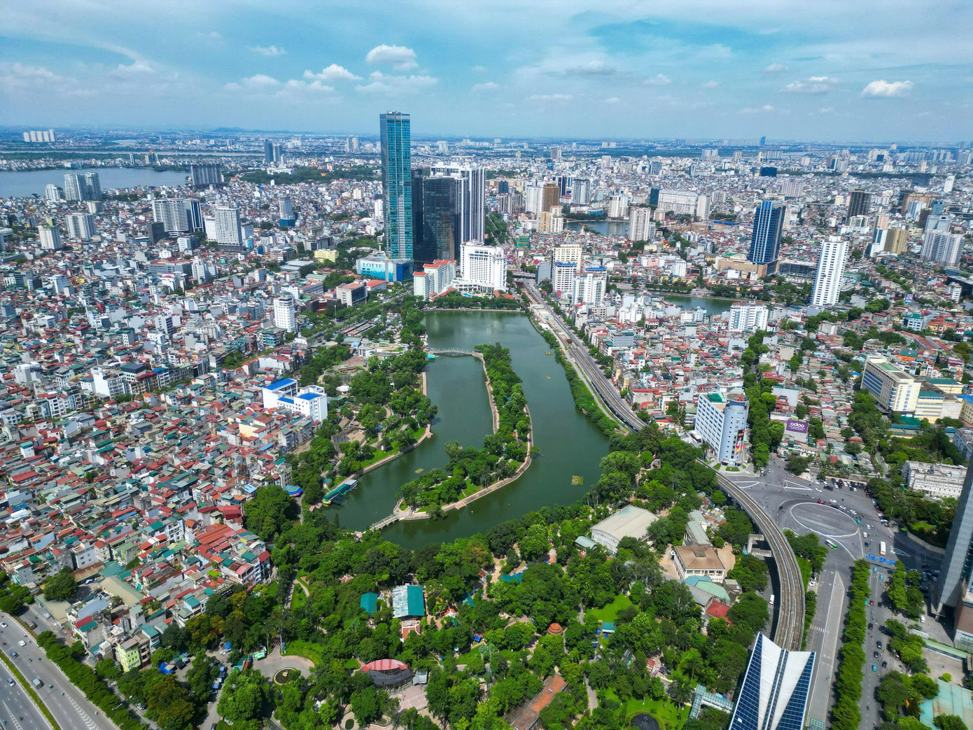Giữa nhịp sống hối hả của Thủ đô, Công viên Thủ Lệ hiện lên như một bức tranh thiên nhiên hài hòa, nơi sắc xanh của cây cối hòa quyện với mặt hồ phẳng lặng, mang đến bầu không khí trong lành và thư thái cho người dân. Giữa nhịp sống hối hả của Thủ đô, Công viên Thủ Lệ hiện lên như một bức tranh thiên nhiên hài hòa, nơi sắc xanh của cây cối hòa quyện với mặt hồ phẳng lặng, mang đến bầu không khí trong lành và thư thái cho người dân.