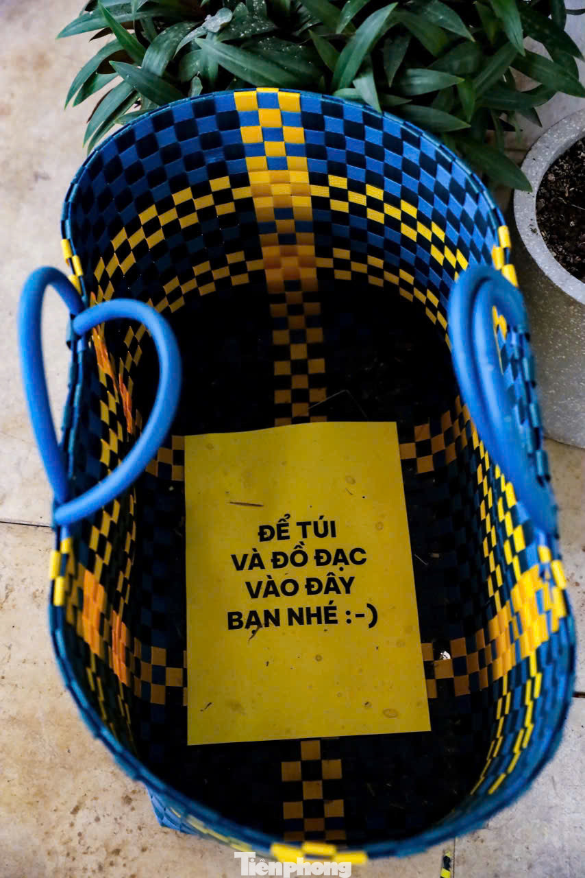 Những lời nhắn gửi dễ thương được lưu lại ở các tầng. Khoảng từ 7h30 - 10h sáng hoặc 15h - 17h là thời gian lý tưởng nhất để lưu giữ những bức hình đẹp ở đây, vừa tận hưởng nắng nhẹ, vừa có ánh sáng tự nhiên đẹp cho việc chụp hình. Buổi chiều gió thổi nhẹ, không khí mát mẻ, ngồi nhâm nhi ly trà giữa khung cảnh đồng quê thật chill.