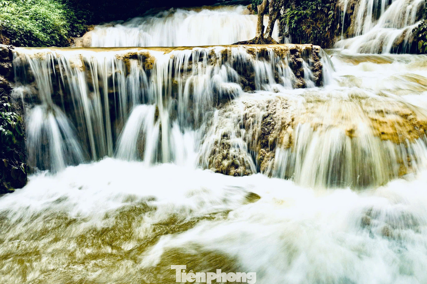 Được mệnh danh là “thiên đường giữa đại ngàn” của Thanh Hóa, Pù Luông không chỉ thu hút du khách bởi màu xanh non của lúa mà còn bởi tiếng nước suối chảy róc rách giữa rừng già. Bản Hiêu còn nổi tiếng với dòng suối Hiêu nằm phía dưới chân núi Pù Luông. Tháng 6 là thời điểm bản Hiêu đẹp nhất trong năm. Nước đổ về từ những con thác phía rừng đại ngàn, tạo nên những thanh âm hùng vĩ. Suối chảy qua những cánh đồng, nơi có những cọn nước đang đều đặn quay vòng để múc nước tưới cho đồng ruộng.