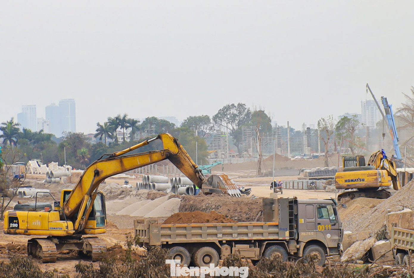 Ngoài tập trung lắp ráp kết cấu khung thép của khối nhà chính, máy móc, nhân lực cũng triển khai thi công phần nền đường, các hạng mục phụ trợ, hàng rào, trồng cây xanh, tiểu cảnh, lát đá vỉa hè và các công trình phụ trợ quanh khu vực... Ngoài tập trung lắp ráp kết cấu khung thép của khối nhà chính, máy móc, nhân lực cũng triển khai thi công phần nền đường, các hạng mục phụ trợ, hàng rào, trồng cây xanh, tiểu cảnh, lát đá vỉa hè và các công trình phụ trợ quanh khu vực...