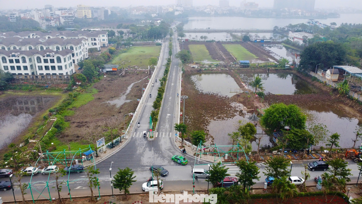Theo ghi nhận của PV, hồ Sen là hồ nằm gần hồ Tây (tại khu vực Đầm Bảy, phường Nhật Tân), đây là địa điểm chụp ảnh, check-in nổi tiếng bởi hồ được trồng rất nhiều sen vào mùa hè. Theo ghi nhận của PV, hồ Sen là hồ nằm gần hồ Tây (tại khu vực Đầm Bảy, phường Nhật Tân), đây là địa điểm chụp ảnh, check-in nổi tiếng bởi hồ được trồng rất nhiều sen vào mùa hè.
