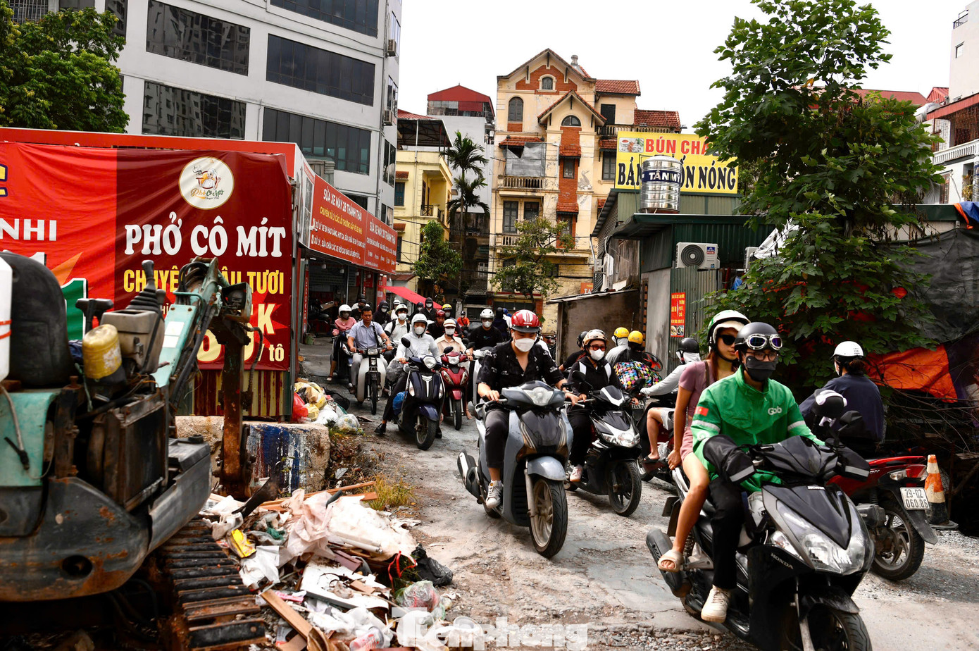 Ông Công Sơn nhà ở phố Hoa Bằng chia sẻ: "Khi biết tin dự án mở rộng ngõ 381 Nguyễn Khang sẽ được khởi động người dân chúng tôi rất vui mừng, ngõ phố sắp tới có diện mạo khang trang, sạch đẹp và quan trọng nhất là hạn chế tình trạng ùn tắc, tuy nhiên đến nay dự án lại tiếp tục đắp chiếu, chưa hẹn ngày thi công trở lại nên chúng tôi rất sốt ruột". Ông Công Sơn nhà ở phố Hoa Bằng chia sẻ: "Khi biết tin dự án mở rộng ngõ 381 Nguyễn Khang sẽ được khởi động người dân chúng tôi rất vui mừng, ngõ phố sắp tới có diện mạo khang trang, sạch đẹp và quan trọng nhất là hạn chế tình trạng ùn tắc, tuy nhiên đến nay dự án lại tiếp tục đắp chiếu, chưa hẹn ngày thi công trở lại nên chúng tôi rất sốt ruột".