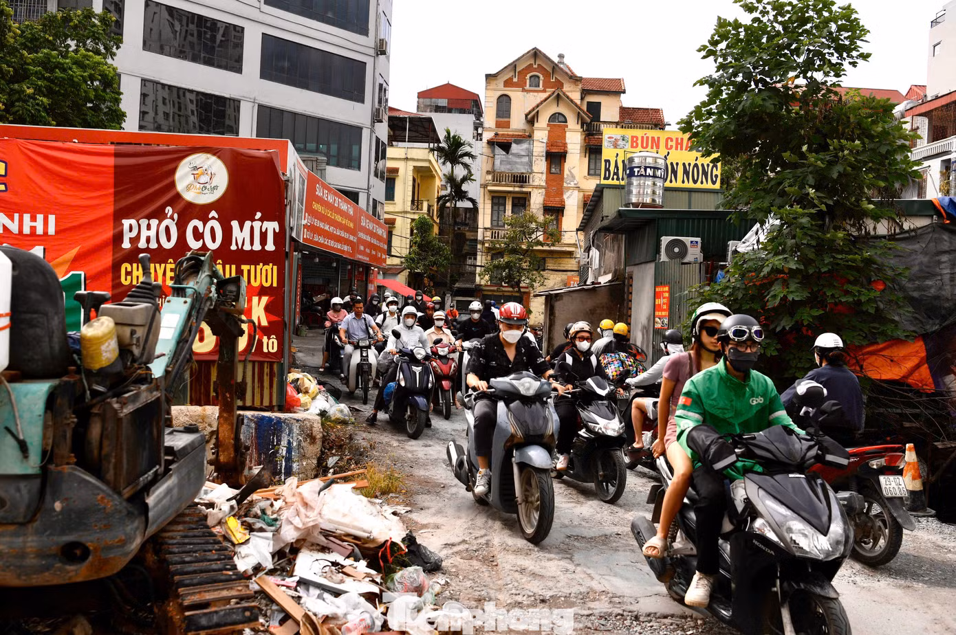 Ông Công Sơn nhà ở phố Hoa Bằng chia sẻ: "Khi biết tin dự án mở rộng ngõ 381 Nguyễn Khang sẽ được khởi động người dân chúng tôi rất vui mừng, ngõ phố sắp tới có diện mạo khang trang, sạch đẹp và quan trọng nhất là hạn chế tình trạng ùn tắc, tuy nhiên đến nay dự án lại tiếp tục đắp chiếu, chưa hẹn ngày thi công trở lại nên chúng tôi rất sốt ruột".
