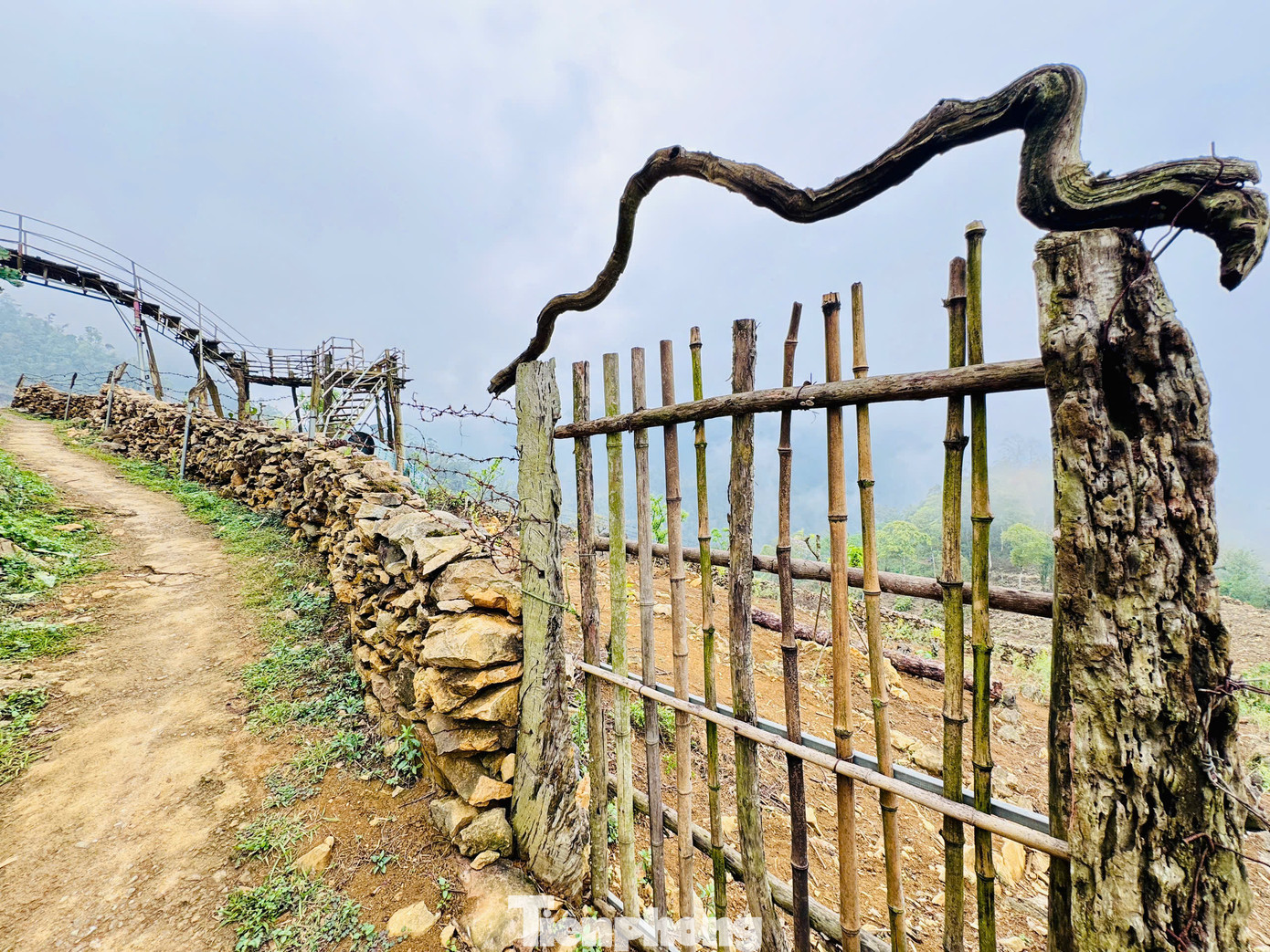 Với địa hình nằm ở độ cao hơn 1.000m, Hang Kia là một trong những điểm săn mây đẹp nhất miền Bắc. Biển mây bồng bềnh xuất hiện từ sáng sớm đến gần trưa, tạo nên cảnh tượng ngoạn mục, ấn tượng.